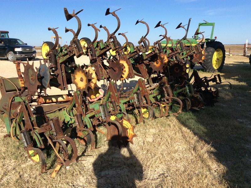 John Deere 845 Cultivator