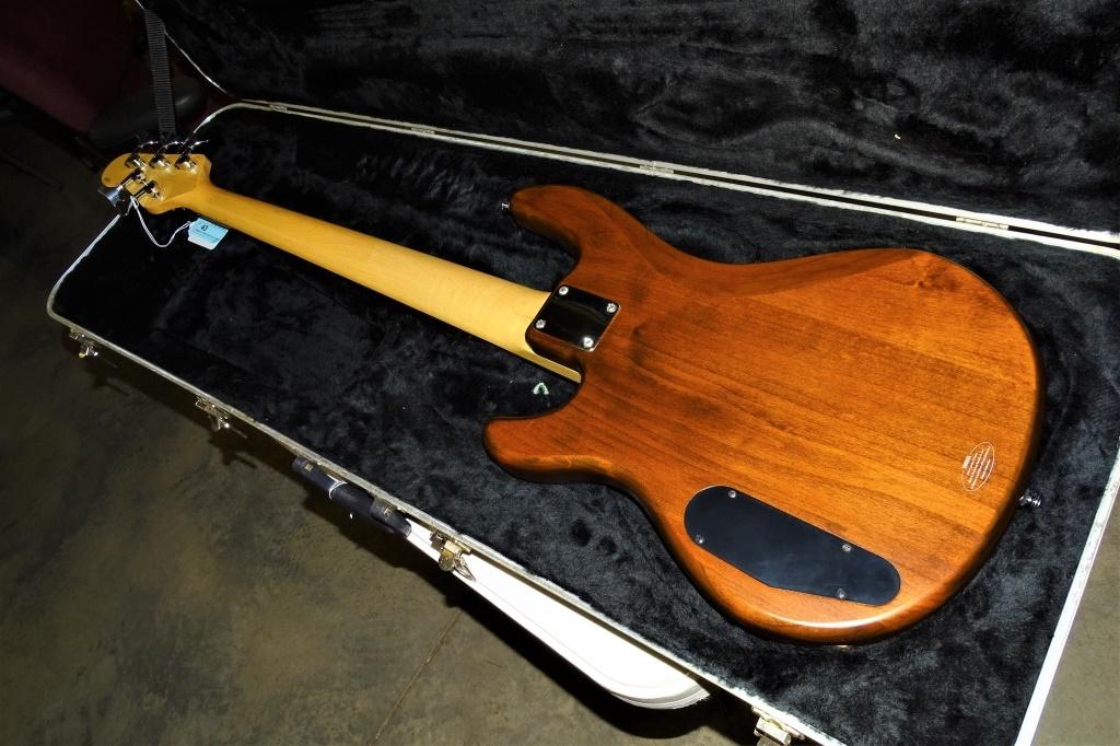 YAMAHA 5 STRING BASS GUITAR  WALNUT BODY LIKE NEW