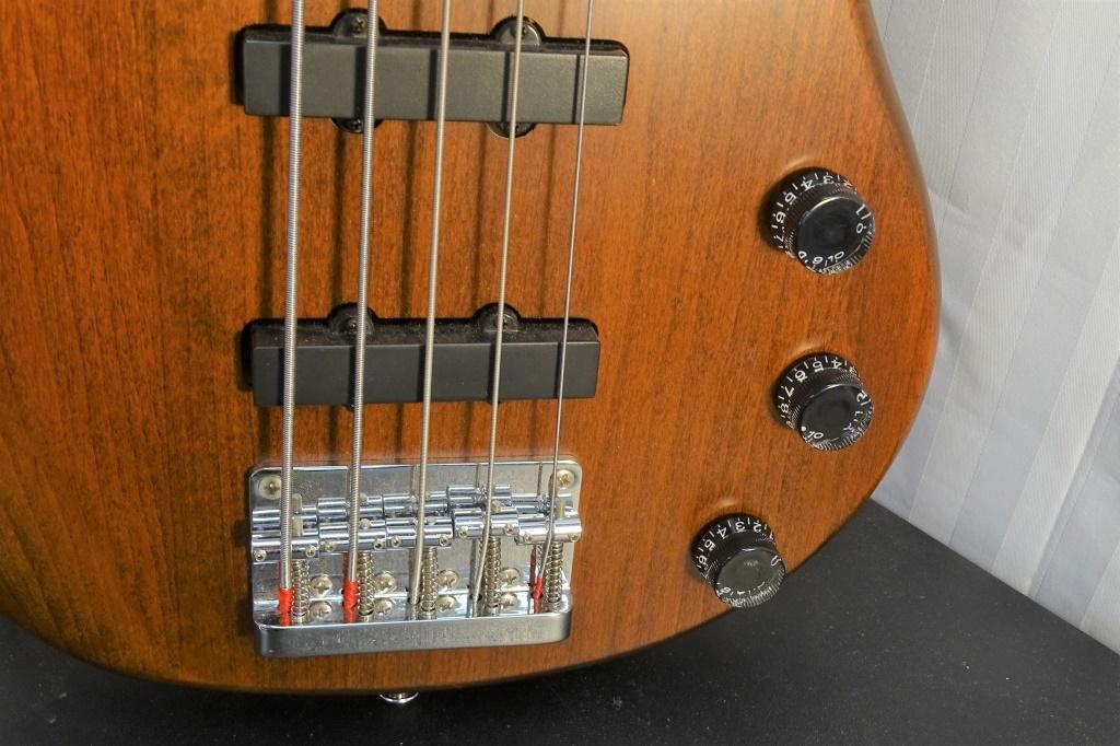 YAMAHA 5 STRING BASS GUITAR  WALNUT BODY LIKE NEW