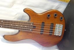 YAMAHA 5 STRING BASS GUITAR  WALNUT BODY LIKE NEW