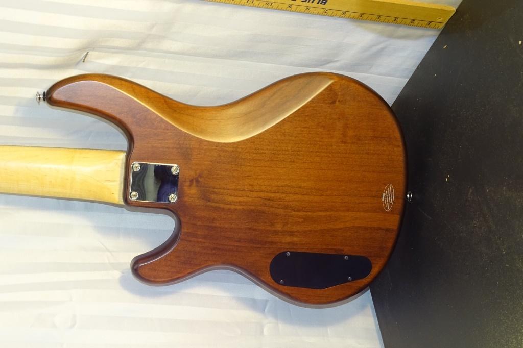 YAMAHA 5 STRING BASS GUITAR  WALNUT BODY LIKE NEW