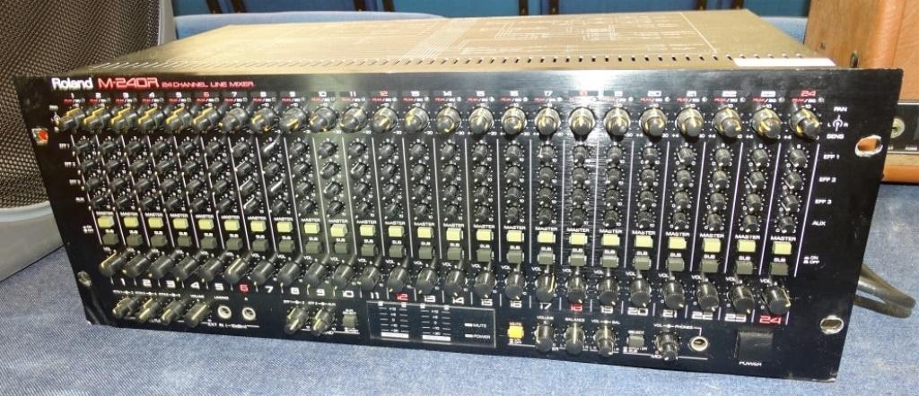 ROLAND M-240R 24 CHANNEL LINE MIXER