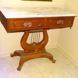 MAHOGANY MARBLE TOP LAMP TABLE W/LIAR SHAPE VASE