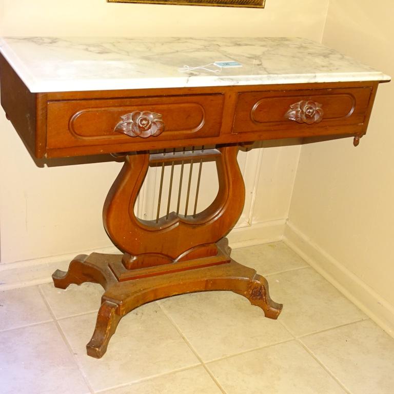 MAHOGANY MARBLE TOP LAMP TABLE W/LIAR SHAPE VASE