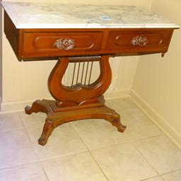 MAHOGANY MARBLE TOP LAMP TABLE W/LIAR SHAPE VASE