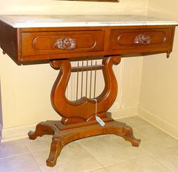 MAHOGANY MARBLE TOP LAMP TABLE W/LIAR SHAPE VASE