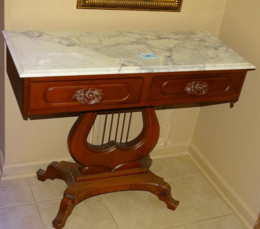 MAHOGANY MARBLE TOP LAMP TABLE W/LIAR SHAPE VASE