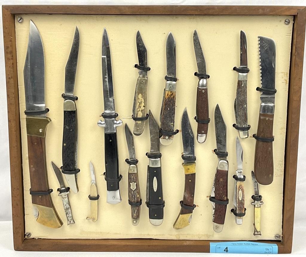 DISPLAY OF 16 FOLDING KNIVES cASE, COLONAIL, SABER
