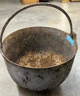 LARGE CAST IRON WASH POT W/ CAST IRON HANDLE