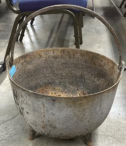 LARGE CAST IRON WASH POT W/ CAST IRON HANDLE