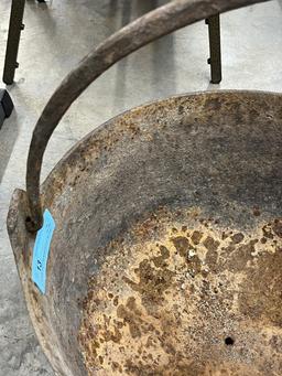 LARGE CAST IRON WASH POT W/ CAST IRON HANDLE