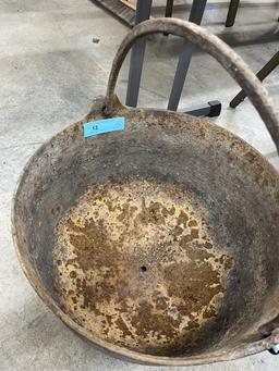 LARGE CAST IRON WASH POT W/ CAST IRON HANDLE