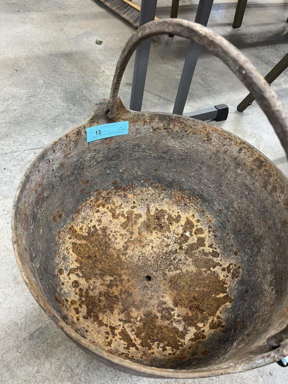 LARGE CAST IRON WASH POT W/ CAST IRON HANDLE