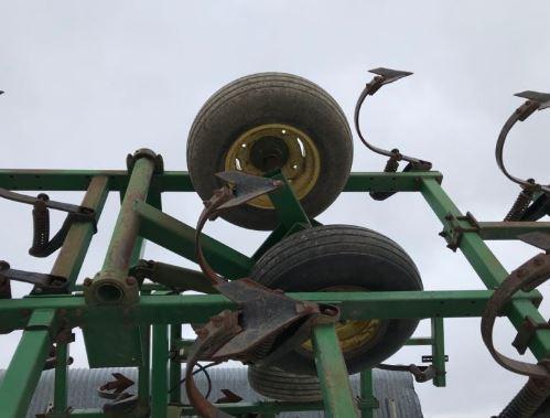 92192- JD 960 FIELD CULTIVATOR W/5 BAR SPIKE HARROW/ REAR HITCH