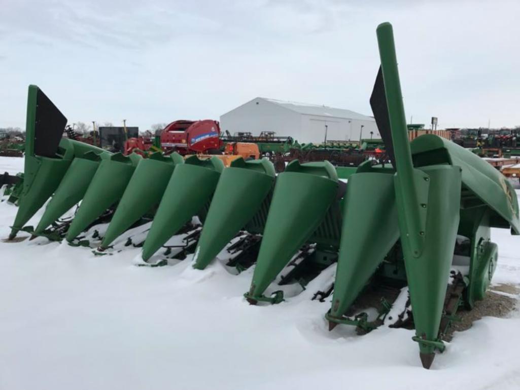 92688- JOHN DEERE 893 8 ROW 30" CORN HEAD, STANDARD DECK AND ROLLS, DOUBLE DRIVE, #697001