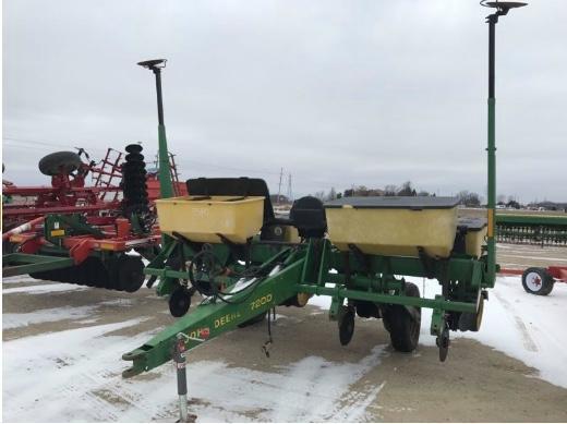 93897- JD 7200 4 ROW 36? PLANTER, DRY FERTILIZER, VAC, ROW CLEANERS, MONITOR WIRED (93897)