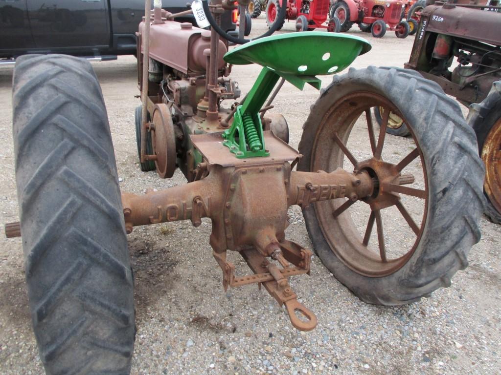 3233- JD B TRACTOR