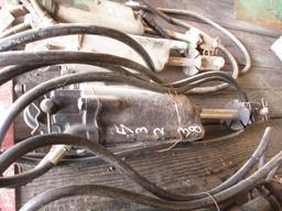 1082- JOHN DEERE HYDRAULIC CYLINDER