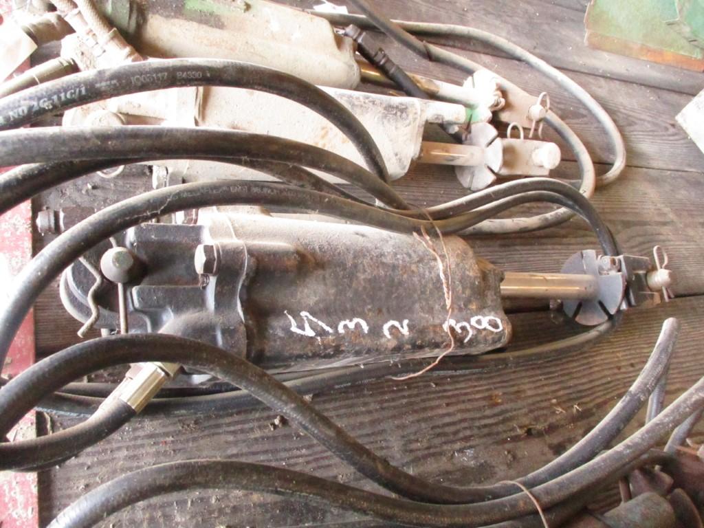 1082- JOHN DEERE HYDRAULIC CYLINDER