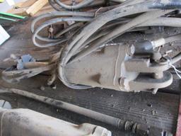 1082- JOHN DEERE HYDRAULIC CYLINDER