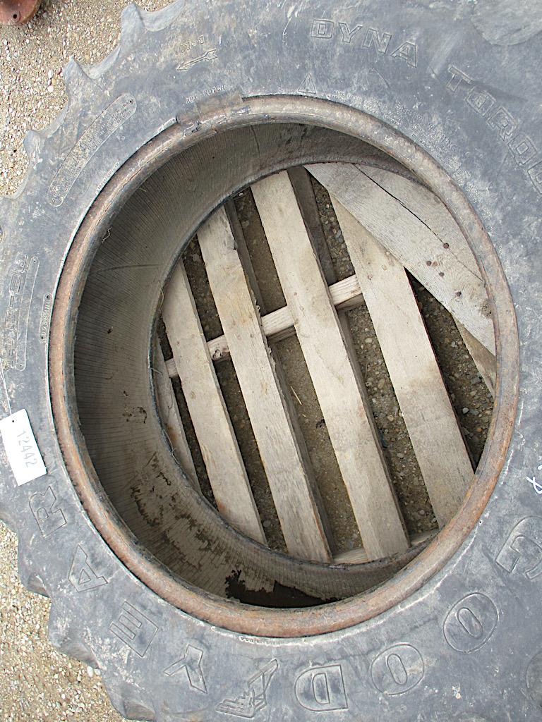 12442-13.6-28 TIRE