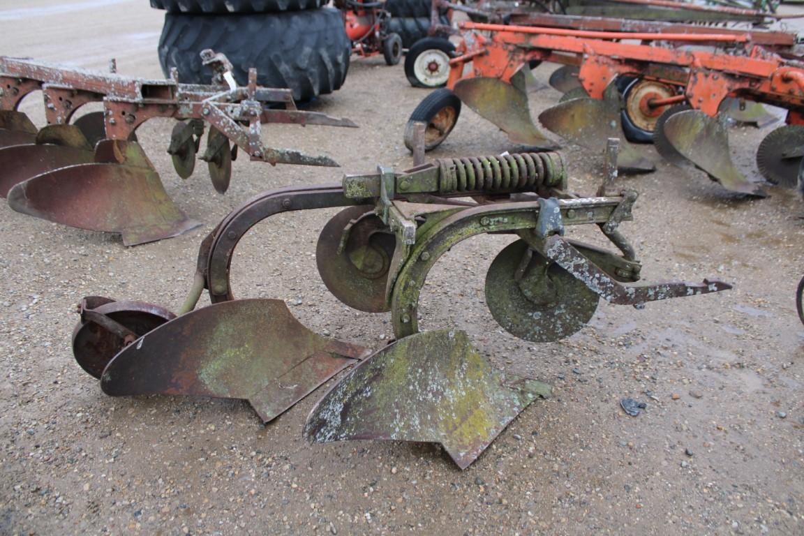 23859-IH 2 BTM QUICK HITCH PLOW