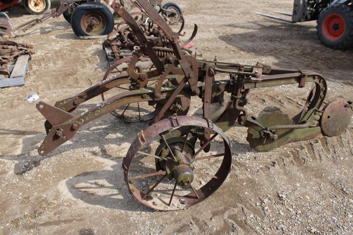 26627-JOHN DEERE 2 BTM PULL TYPE PLOW
