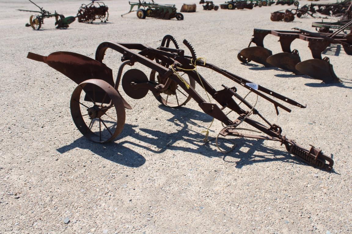 15297-JOHN DEERE 1 BTM PLOW