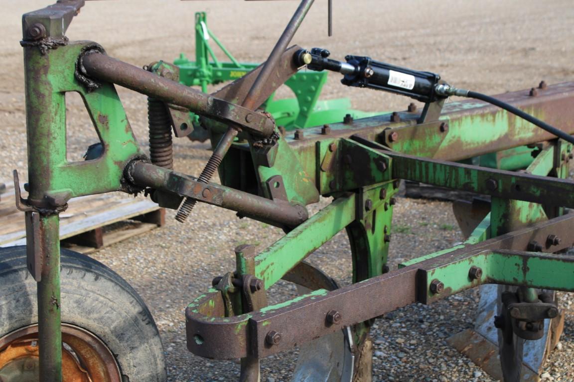 JOHN DEERE 7BTM 2450 PLOW - LESS THAN 25 ACRES ON POINTS, NEW LAND WHEEL, N