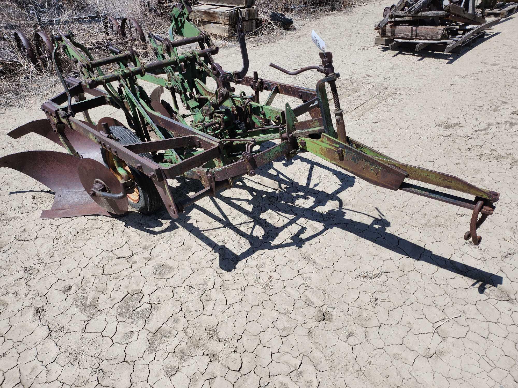 JOHN DEERE PULL TYPE PLOW