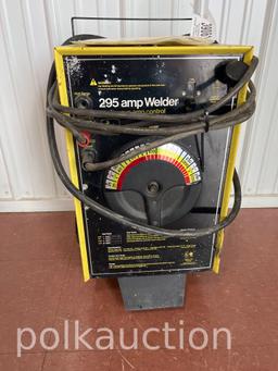 39061-JOHN DEERE WELDER