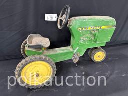 39715-JOHN DEERE PEDAL TRACTOR
