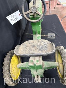39715-JOHN DEERE PEDAL TRACTOR