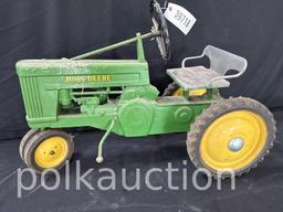 39718-JOHN DEERE PEDAL TRACTOR