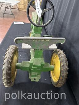39718-JOHN DEERE PEDAL TRACTOR