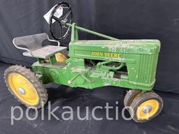 39718-JOHN DEERE PEDAL TRACTOR