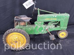 39719-JOHN DEERE PEDAL TRACTOR