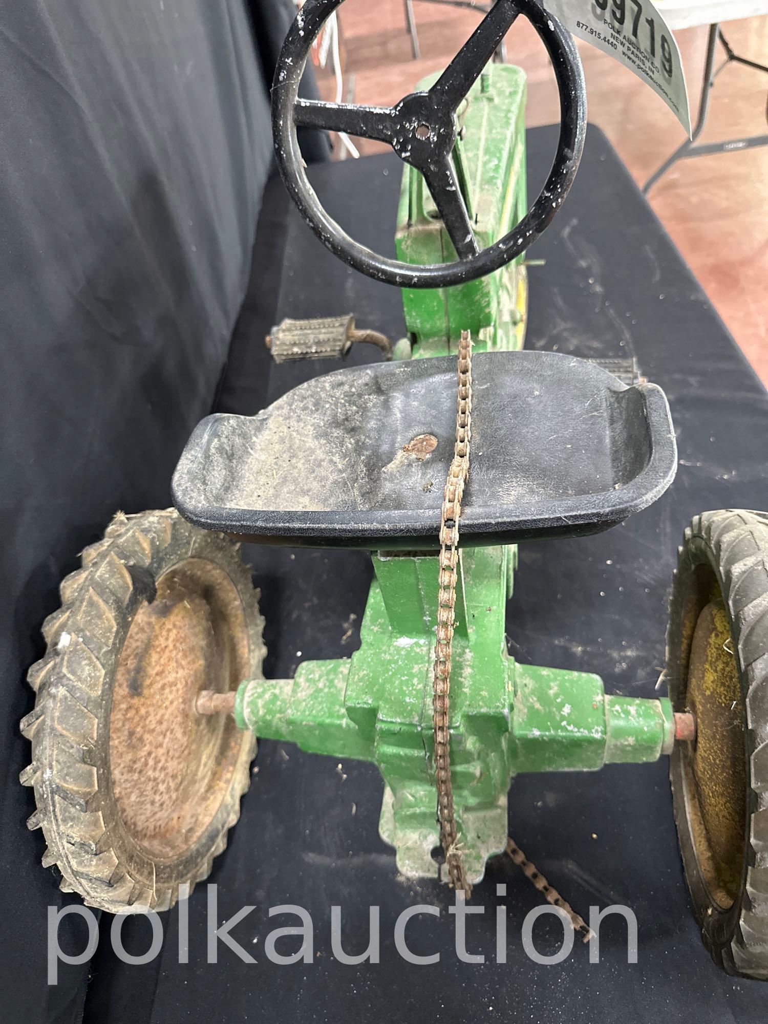 39719-JOHN DEERE PEDAL TRACTOR