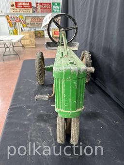 39719-JOHN DEERE PEDAL TRACTOR