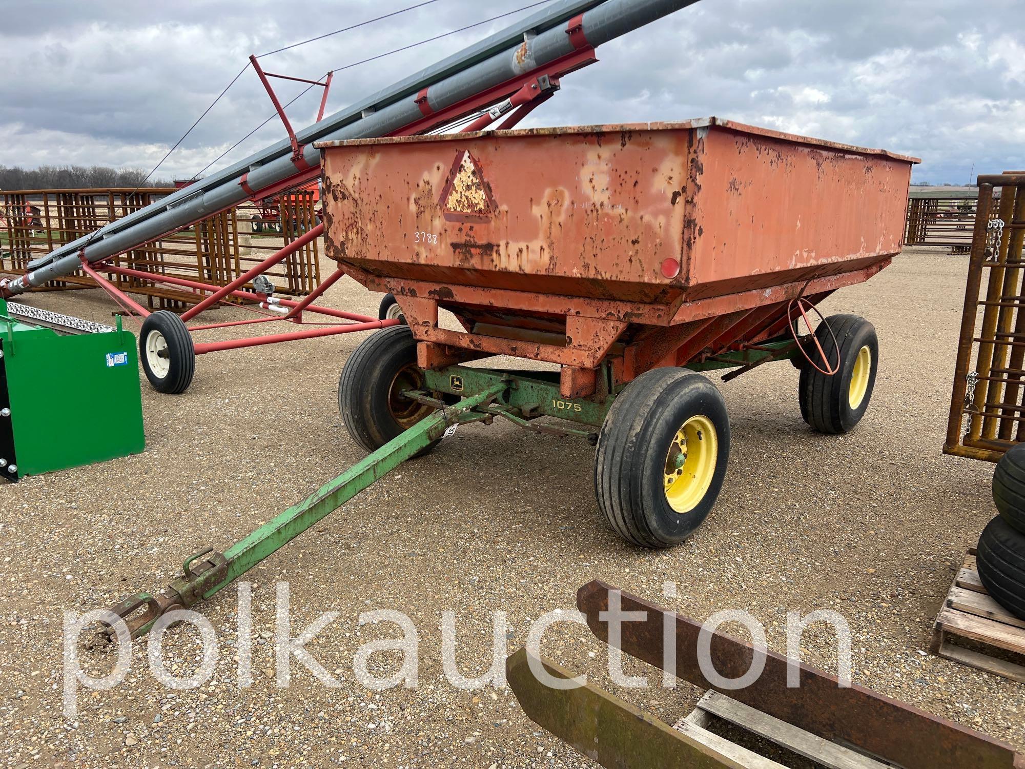 3788-JOHN DEERE 1075 RUNNING GEAR W/CENTER DUMP WAGON