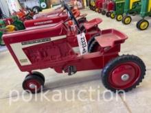 FARMALL 806 PEDAL TRACTOR