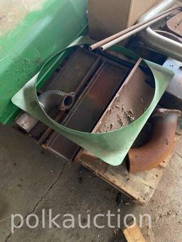 2157-JOHN DEERE G LOW RADIATOR COMPLETE ASSEMBLY