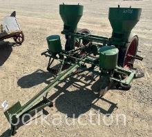 10728 - OLIVER SUPERIOR 2-ROW PULL TYPE PLANTER