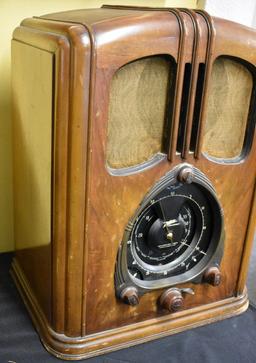 ZENITH "WALTON" MODEL TOMBSTONE RADIO
