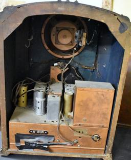 ZENITH "WALTON" MODEL TOMBSTONE RADIO