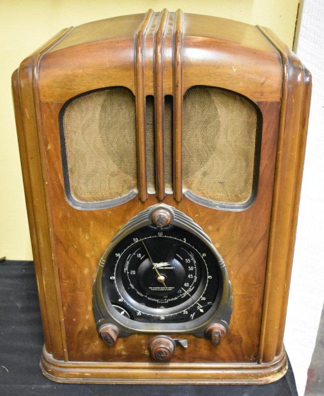 ZENITH "WALTON" MODEL TOMBSTONE RADIO