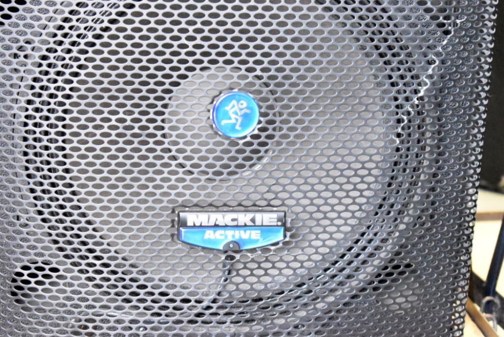 TWO MACKIE SA1532z ACTIVE SPEAKERS