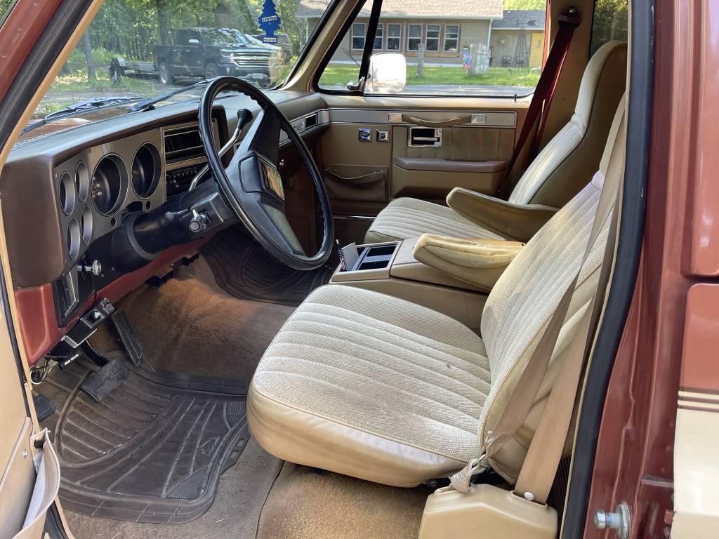 Lot 21. 1987 GMC Suburban