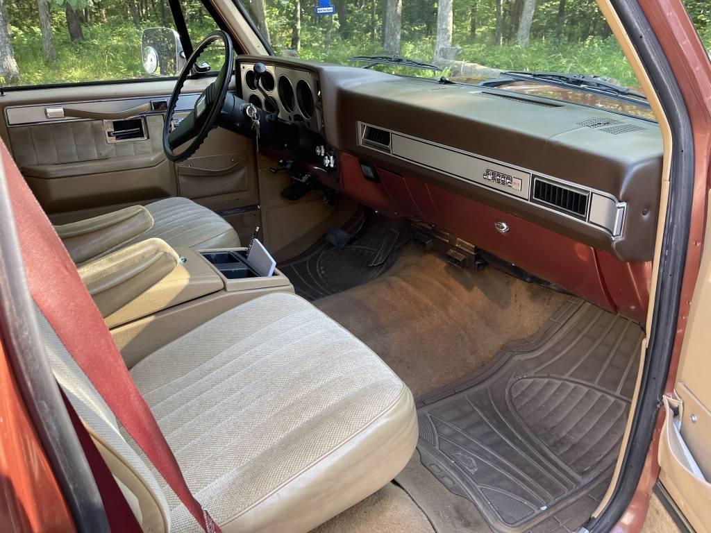 Lot 21. 1987 GMC Suburban