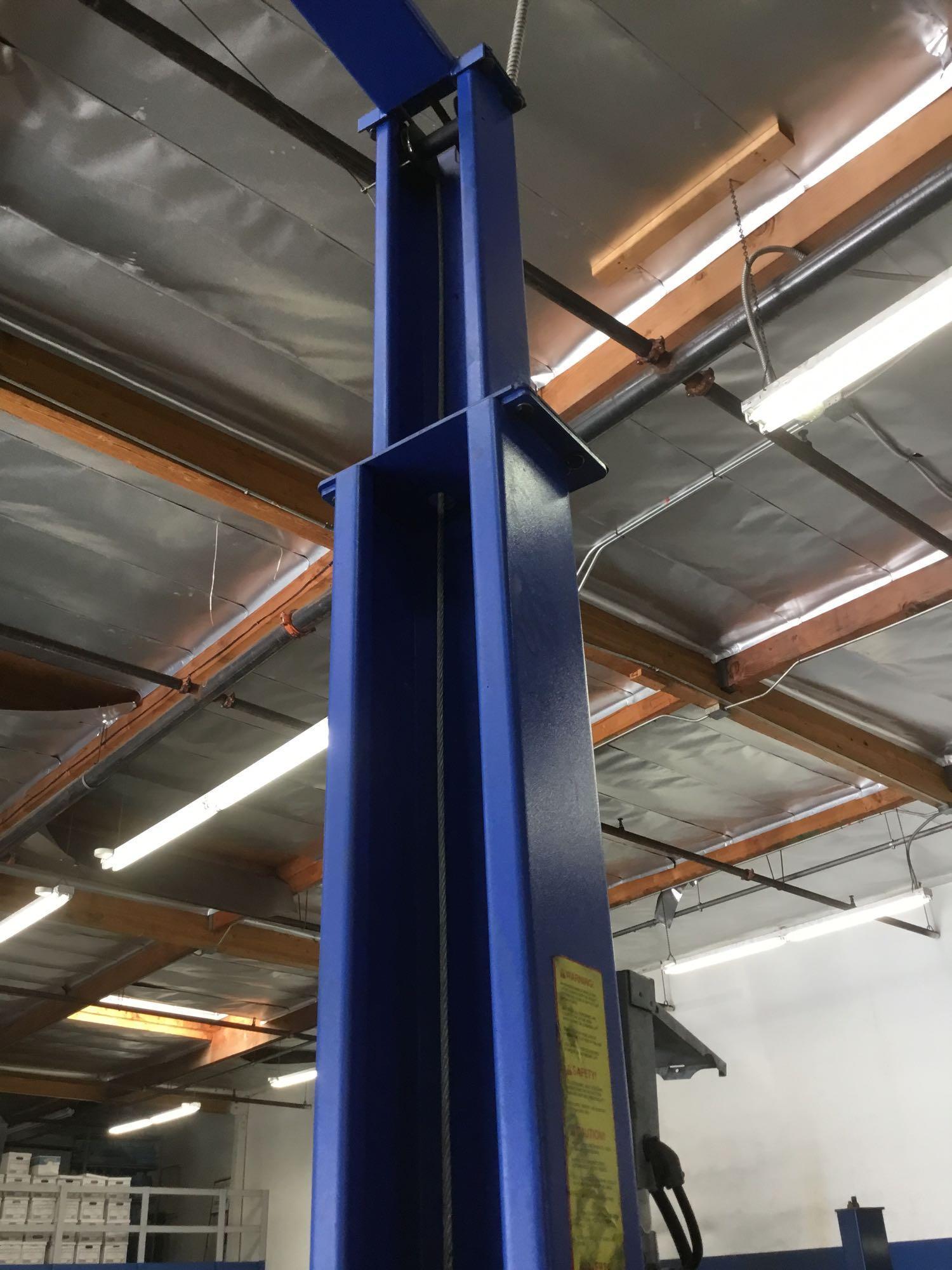 BISON 9KAC 9000 lb. Capacity Two Post Clear Floor - Asymmetric - Lift